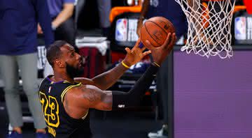LeBron James em ação pelo Los Angeles Lakers - GettyImages