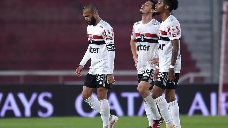 Daniel Alves, Hernanes e Tche tche após partida contra o River Plate - Getty Images