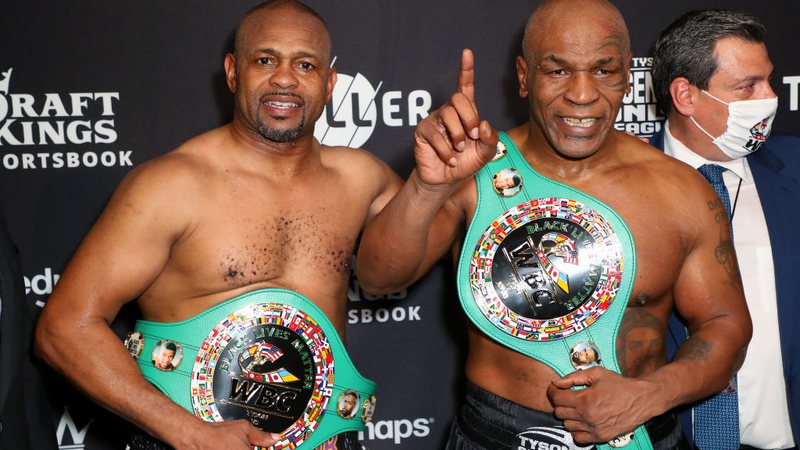 O confronto entre Mike Tyson e Roy Jones terminou em um empate simbólico - Getty Images