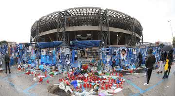 Homenagens dos torcedores do Napoli na porta do Estádios Diego Armando Maradona - Getty Images