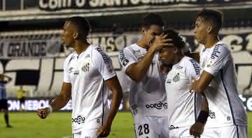 Kaio Jorge e Marinho comemorando gol do Santos - GettyImages