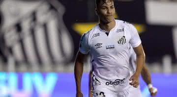 Kaio Jorge em ação com a camisa do Santos - GettyImages