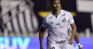 Kaio Jorge em ação com a camisa do Santos - GettyImages