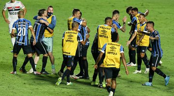 Jogadores do Grêmio comemorando o gol em campo - GettyImages
