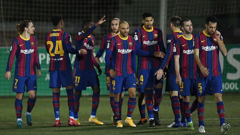 Dembélé em ação com os jogadores do Barcelona - GettyImages