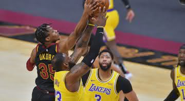 Em Los Angeles, Curry brilha e Warriors batem Lakers no jogo de