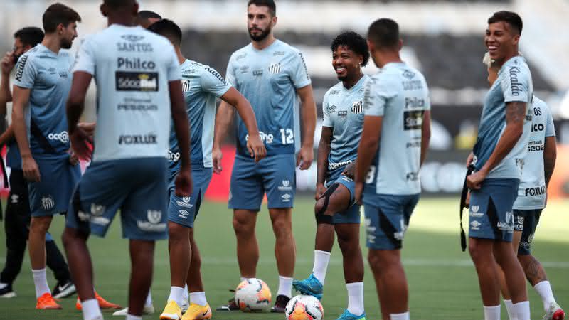 Jogadores do Santos reunidos durante treino na Vila Belmiro - GettyImages
