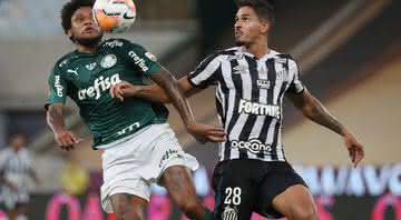 Lucas Veríssimo em disputa com Luiz Adriano, do Palmeiras, pela final da Libertadores - GettyImages