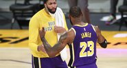 Anthony Davis e LeBron James em partida do Los Angeles Lakers - Getty Images