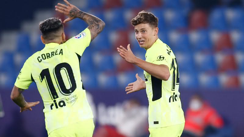 Llorente comemora gol junto ao argentino Angel Correa - Getty Images