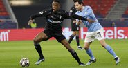 Zakaria e Bernardo Silva disputando bola - Getty Images