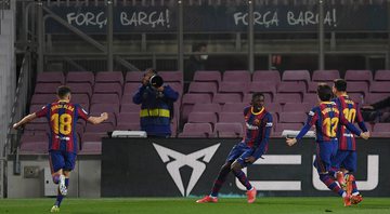 Dembélé e os companheiros comemorando o gol da vitória do Barça - Getty Images