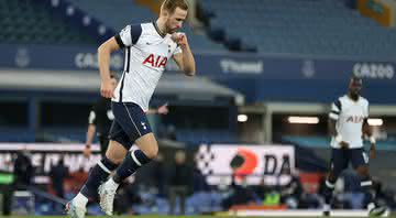 Harry Kane comemora segundo gol contra o Everton - Getty Images