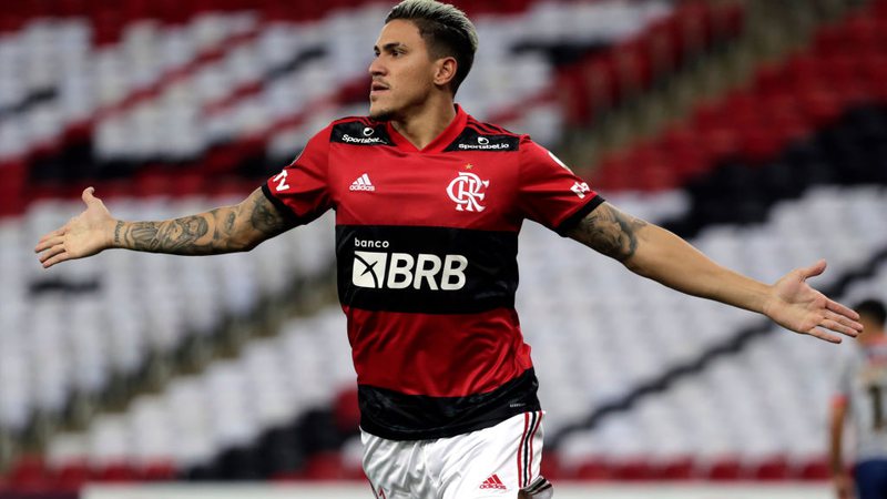 Pedro comemorando gol com a camisa do Flamengo - GettyImages