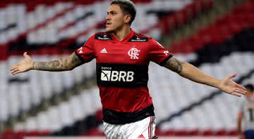 Pedro comemorando gol com a camisa do Flamengo - GettyImages