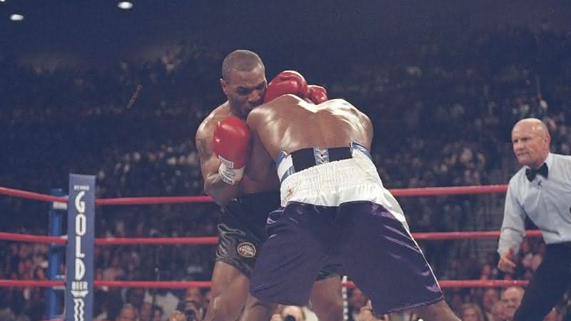 Tyson foi derrotado ao ser desclassificado da luta - Getty Images
