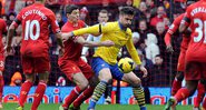 Gerrard e Giroud se enfrentaram enquanto jogavam no Liverpool e Arsenal, respectivamente - Getty Images