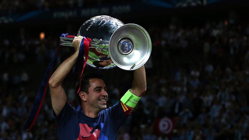 Xavi levantando a taça da Uefa Champions League - GettyImages