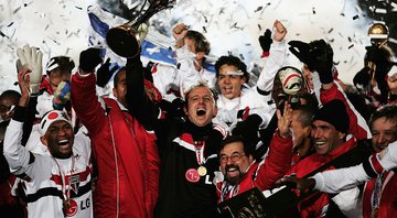 Rogério Ceni levantando o troféu do Mundial de Clubes de 2005 - Getty Images