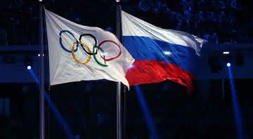 Bandeira da Rússia ao lado da bandeira dos Jogos Olímpicos - GettyImages
