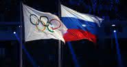 Bandeira da Rússia ao lado da bandeira dos Jogos Olímpicos - GettyImages