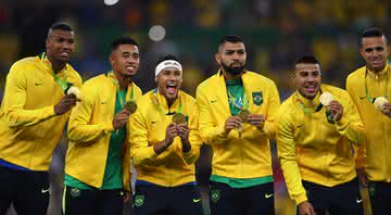 Walace, Gabriel Jesus, Neymar, Gabigol, Rafinha e Luan comemorando a conquista do Ouro Olímpico - Getty Images
