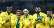 Jogadores brasileiros posam com a medalha de ouro - Clive Mason/Getty Images