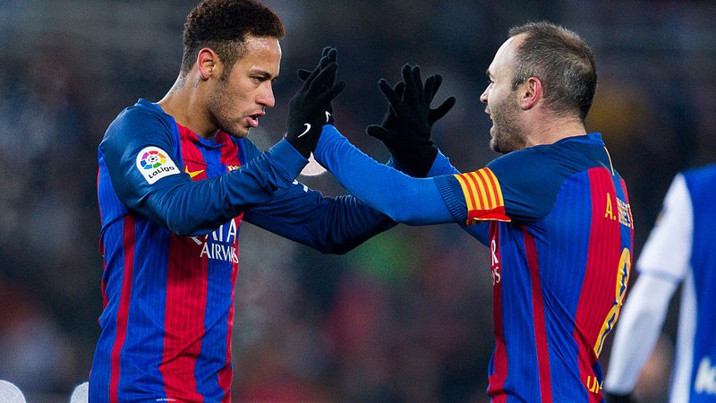 Neymar e Iniesta em ação com a camisa do Barcelona - GettyImages