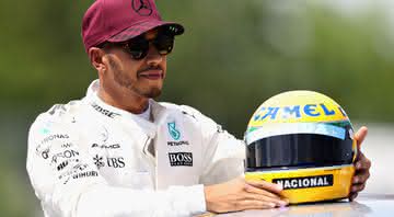 Hamilton, com o capacete que recebeu da família Senna - GettyImages