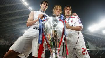 Kaká e Pirlo foram companheiros de equipe no Milan por nove anos - Getty Images