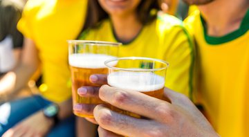 Torcedores da Seleção Brasileira bebendo cerveja no estádio - GettyImages