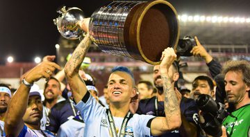 Luan levantando a taça da Libertadores, em 2017 - GettyImages