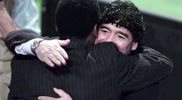 Pelé e Maradona se abraçando - GettyImages
