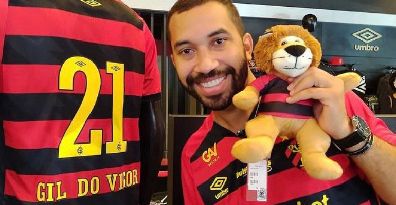 Gil do Vigor com a camisa do Sport e segurando o mascote do clube - Reprodução/Instagram