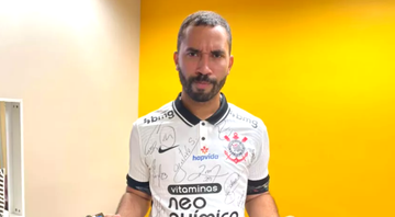 Gil do Vigor recebe camisa autografada pelos jogadores do Corinthians - Reprodução/Twitter