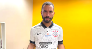 Gil do Vigor recebe camisa autografada pelos jogadores do Corinthians - Reprodução/Twitter