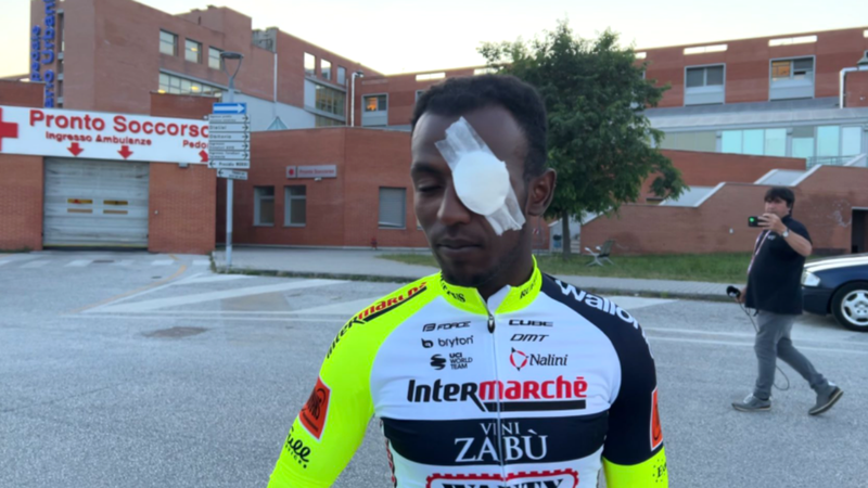 Giro d'Italia tem acidente com rolha de espumante - Reprodução/Twitter