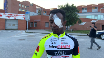 Giro d'Italia tem acidente com rolha de espumante - Reprodução/Twitter