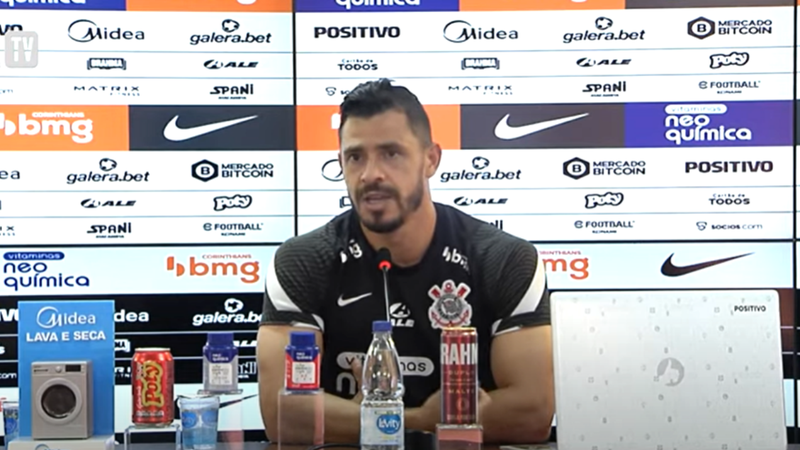 Giuliano, jogador do Corinthians na coletiva em que defende Sylvinho - Transmissão Youtube/Corinthians TV
