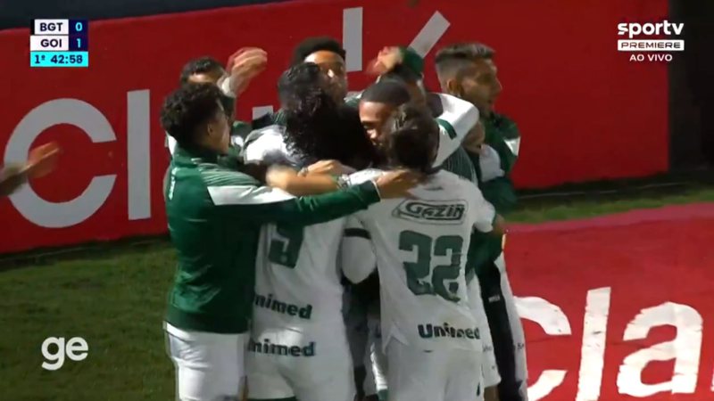 Jogadores do Goiás comemorando o gol diante do Bragantino na Coap - Transmissão SporTV