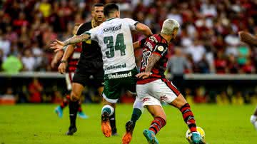 Jogadores em embate na última partida, que acabou com vitória de 1 a 0 pro Flamengo - Marcelo Cortes / Getty Images