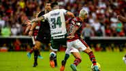 Jogadores em embate na última partida, que acabou com vitória de 1 a 0 pro Flamengo - Marcelo Cortes / Getty Images