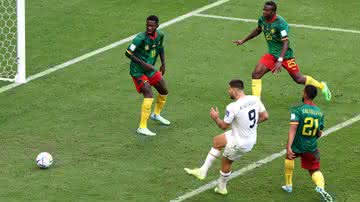A Sérvia está na frente do placar e vencendo Camarões na Copa do Mundo - GettyImages