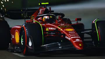 Carlos Sainz Jr pilotando pela Ferrari na F1 - Getty Images