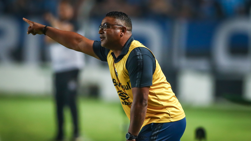 Roger Machado saiu irritado com torcida rival após vitória do Grêmio - Lucas Uebel / Grêmio