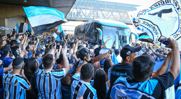Torcida do Grêmio reunida na chegada do ônibus - Lucas Uebel / Grêmio FBPA / Flickr