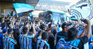 Torcida do Grêmio reunida na chegada do ônibus - Lucas Uebel / Grêmio FBPA / Flickr