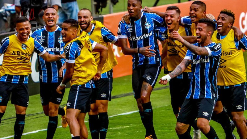 Jogadores do Grêmio comemorando o gol em campo - GettyImages