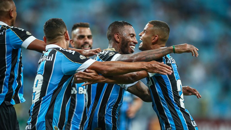 Grêmio lança novos uniformes para a temporada e modelos repercutem na internet - LUCAS UEBEL/GREMIO FBPA