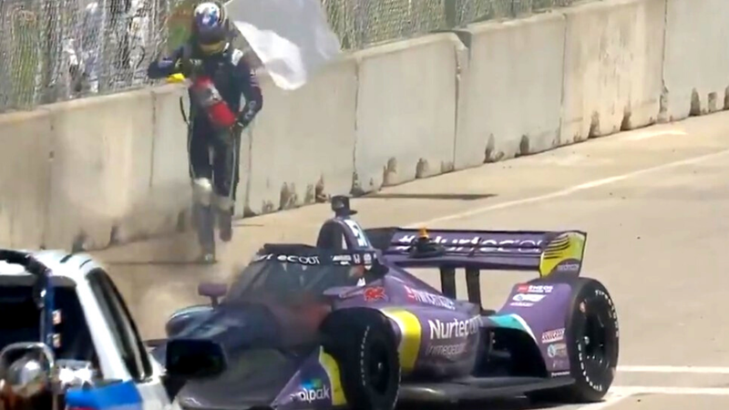 Grosjean corre para tentar apagar incêndio na Fórmula Indy - Transmissão Indycar